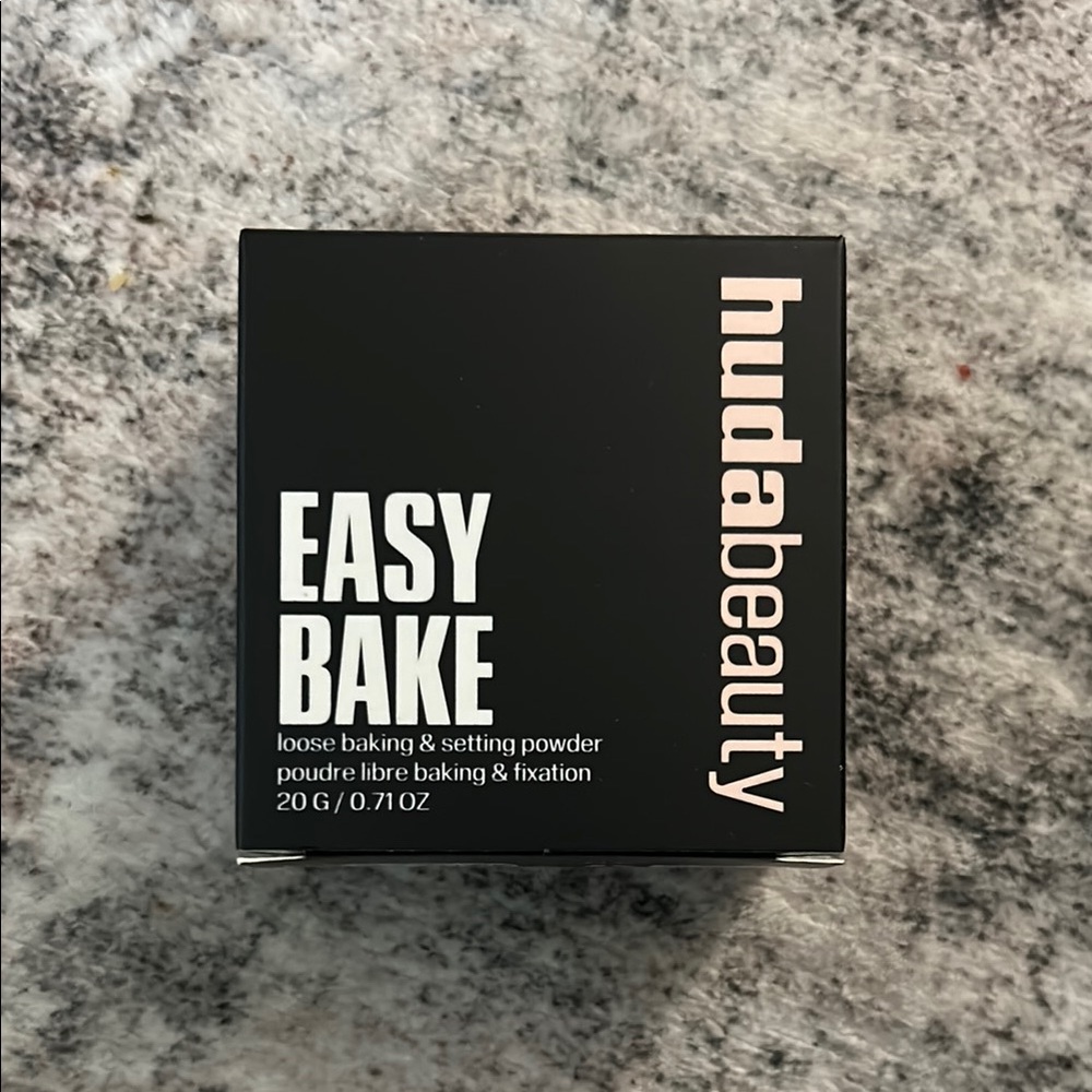 HUDA BEAUTY Easy Bake Loose Powder - Black Packaging
